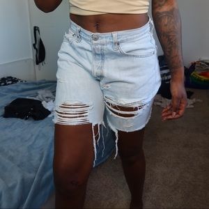 Levi Distressed Capris